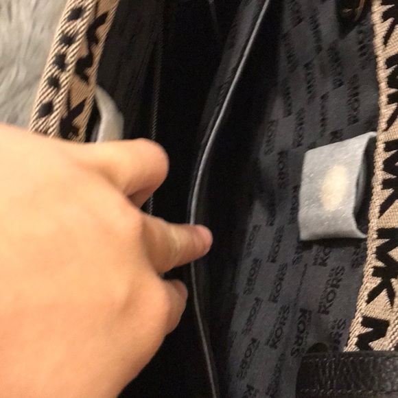 Authentic Michael Kors tote - Picture 5 of 6